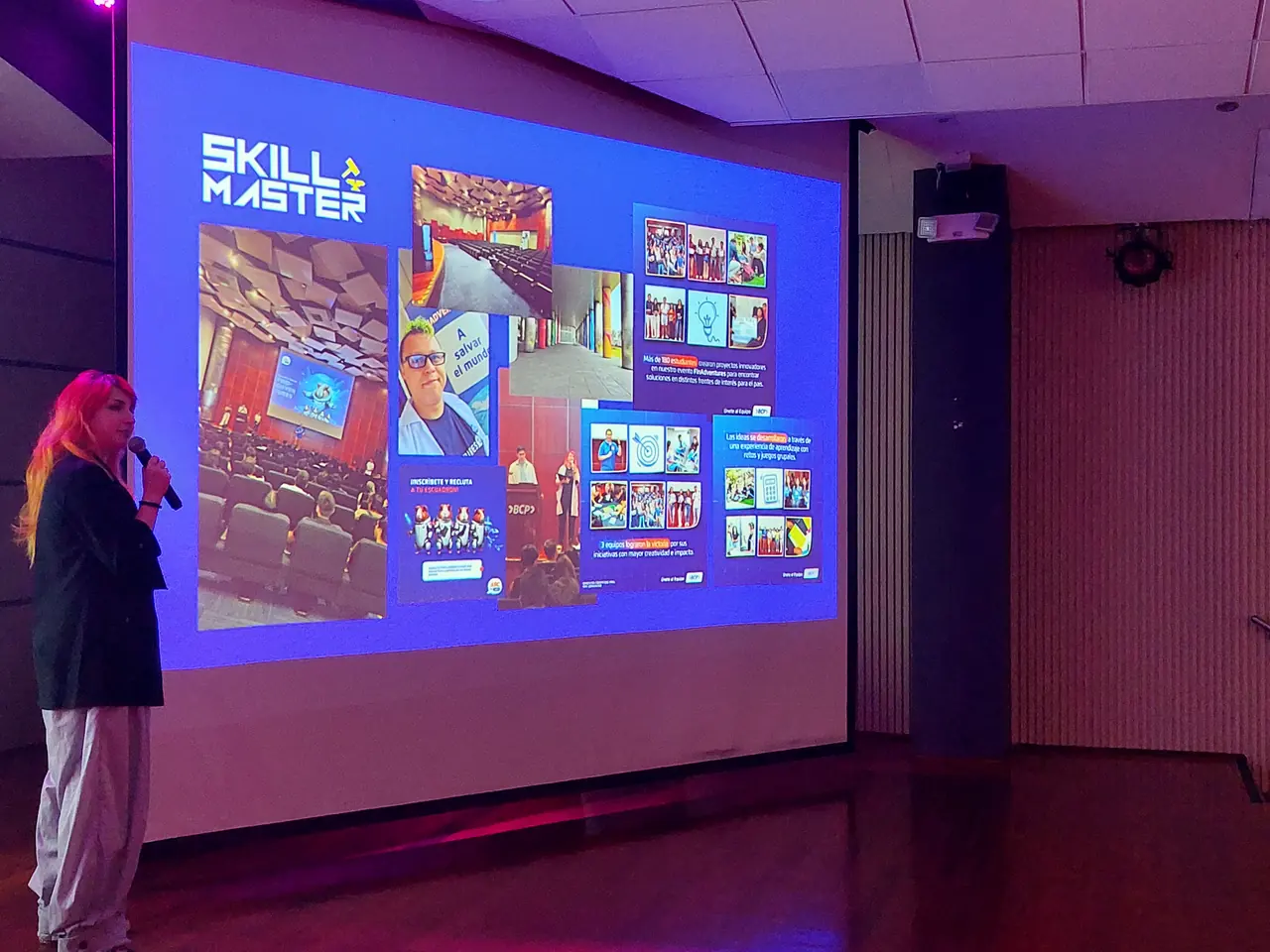 Una ponente presenta ante la sala en CodeOn 2024