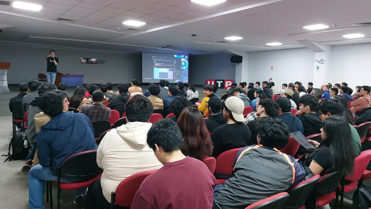 El público atento en una charla de CodeOn 2025