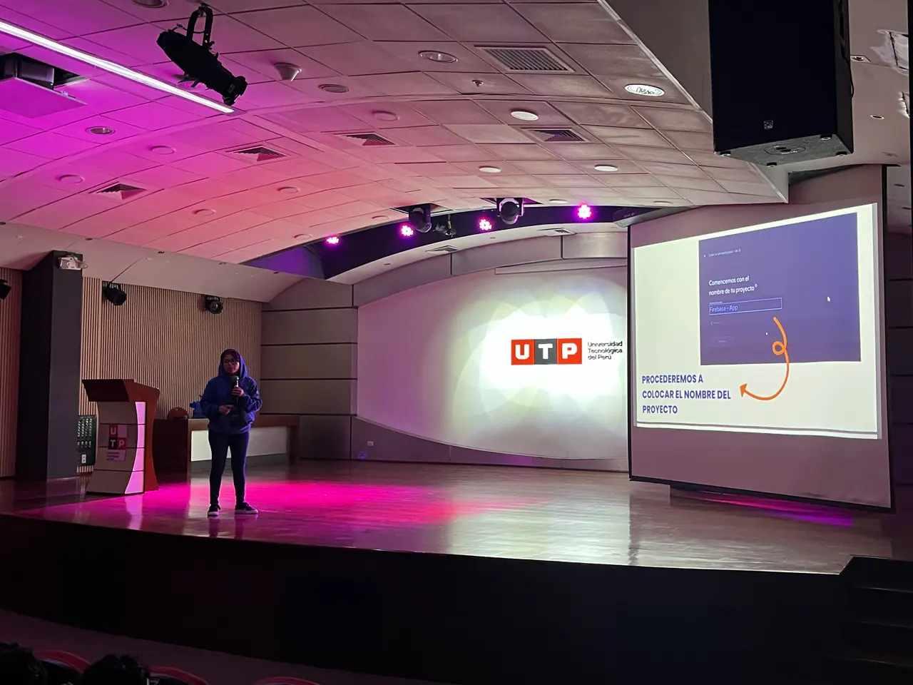 Una charla en el auditorio de la UTP durante CodeOn 2024