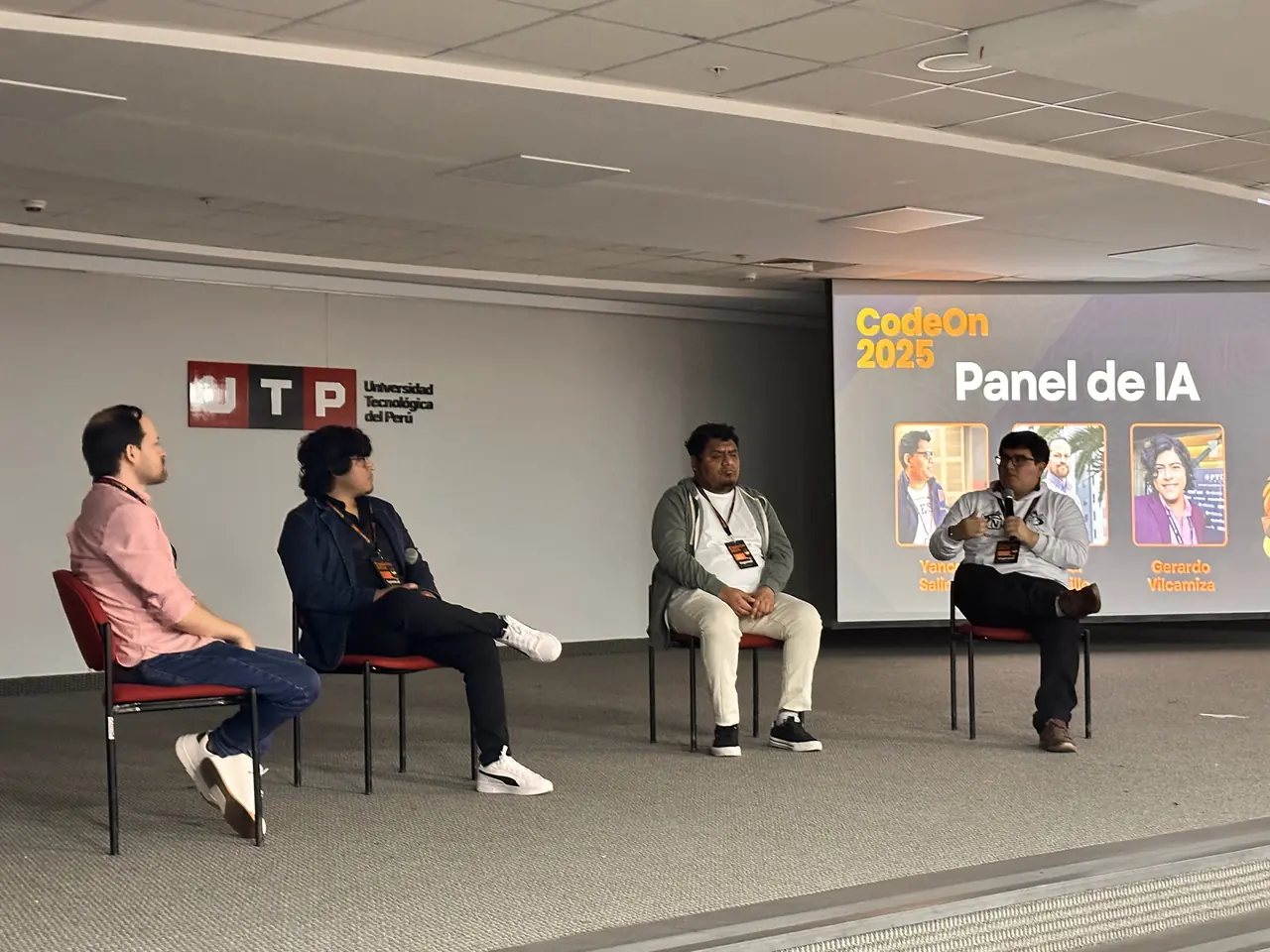 El panel de IA de CodeOn 2025 con cuatro invitados
