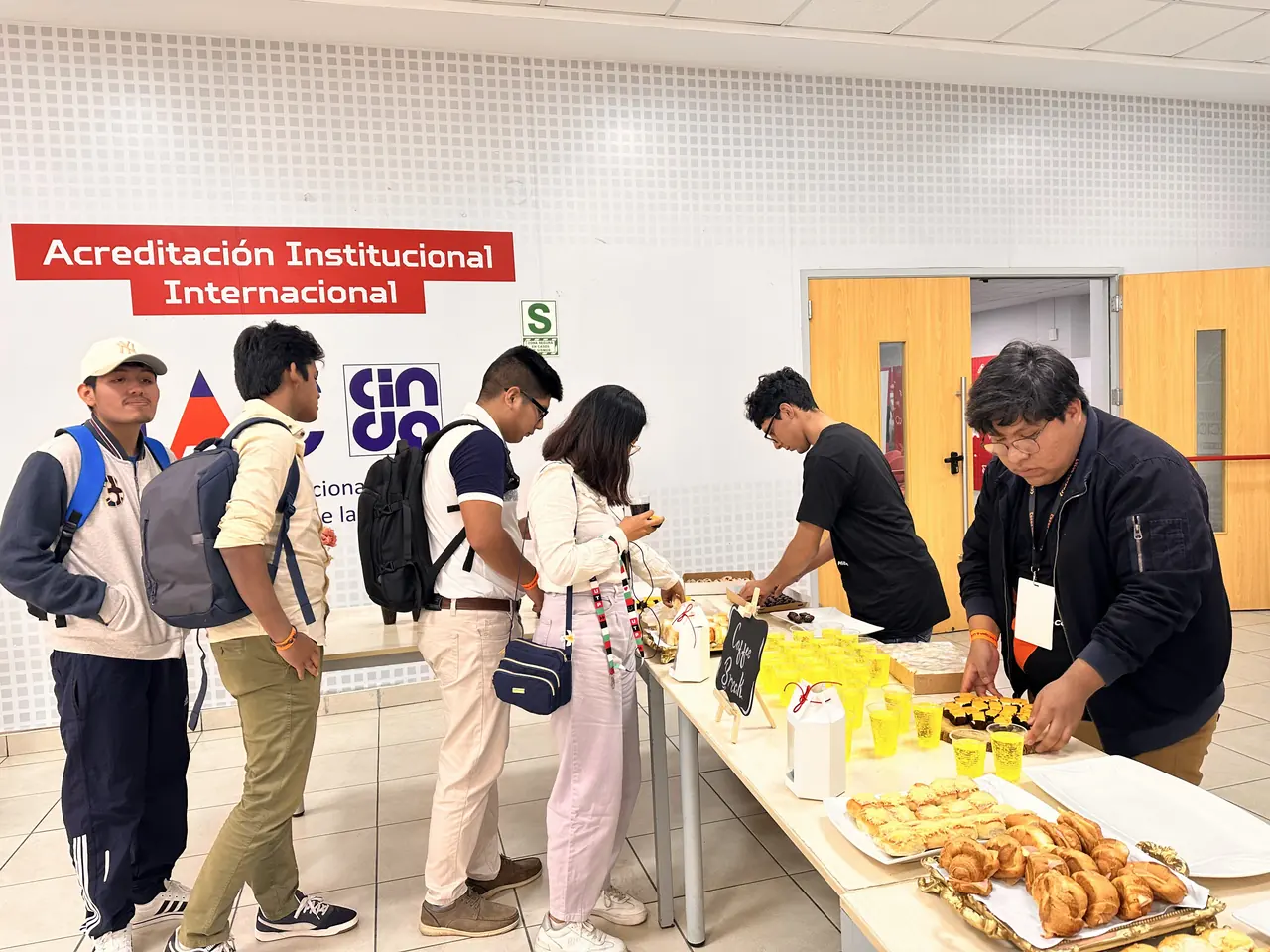 Asistentes conversando en el coffee break de CodeOn 2025