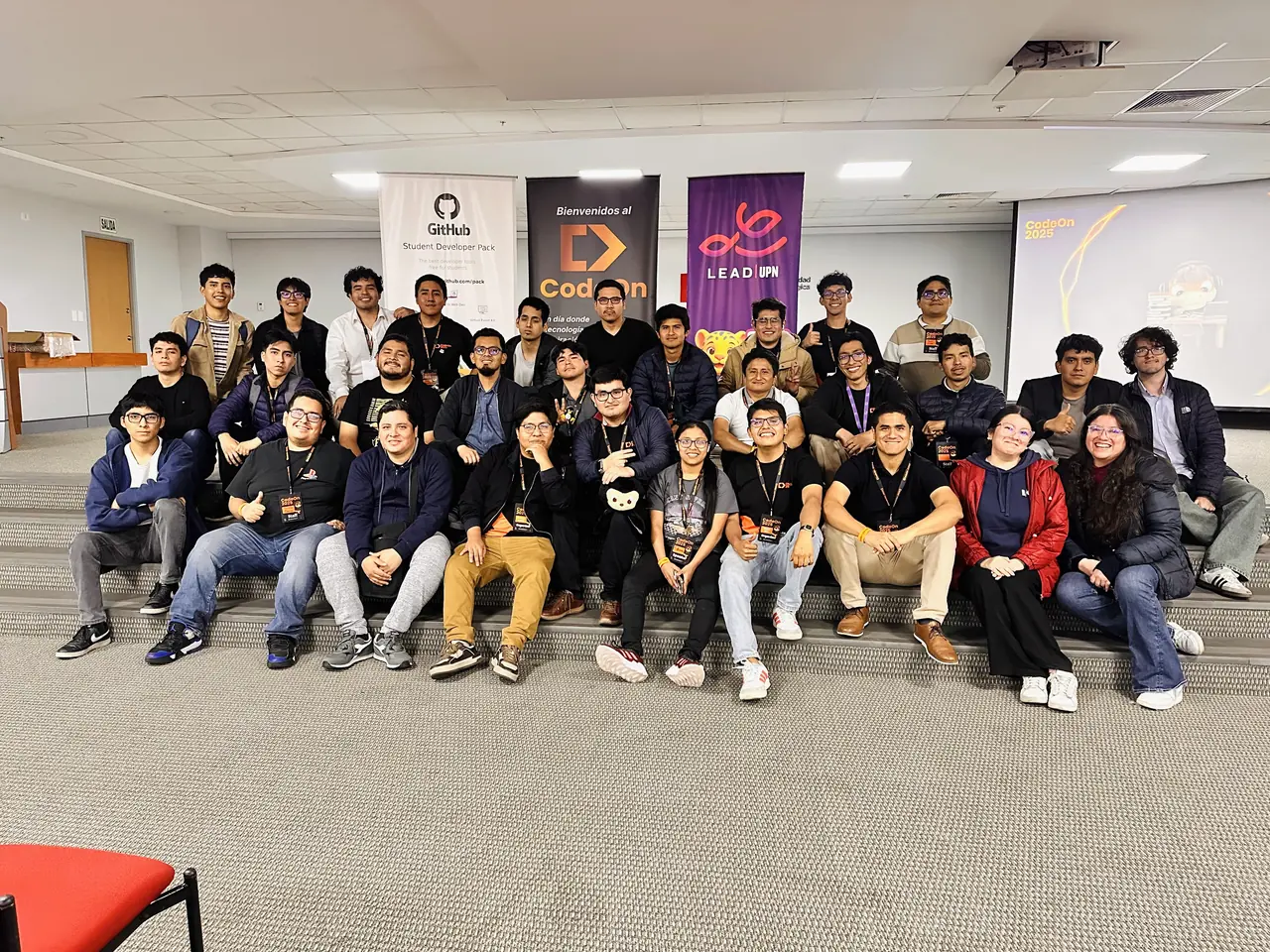 El equipo y la comunidad de CodeOn 2025 posando juntos